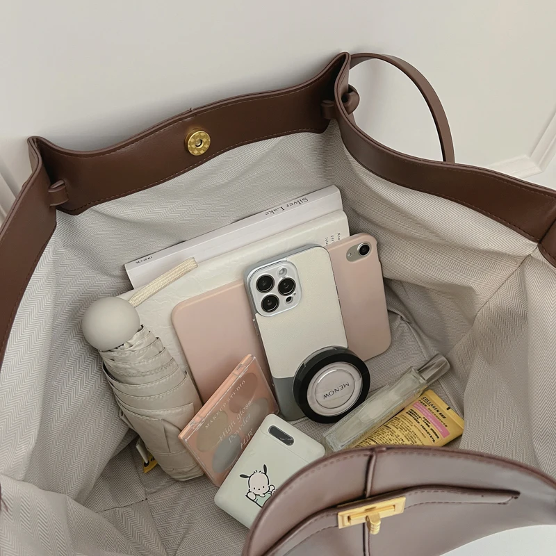 女性向け、高級感のある翼型トートバッグ。大容量で、本革のよう - Leatherwork Designs のレビューと価格